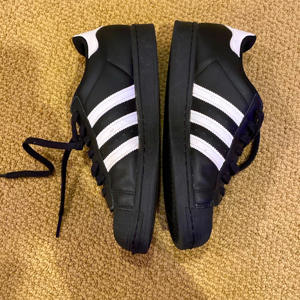 Slightly worn adidas superstar BLACK n WHITE shoes
